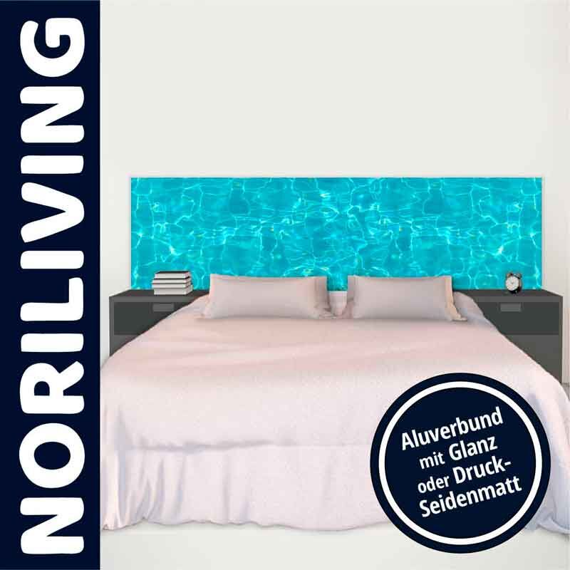 Helles Schlafzimmer mit modernem Bett und Kopfteil in Wasserdesign von Noriliving