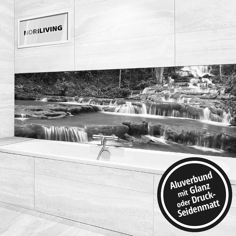 Badezimmer mit schwarz-weißem Wasserfallbild hinter der Badewanne und Text 'Aluverbund mit Glanz oder Druck-Seidenmatt'