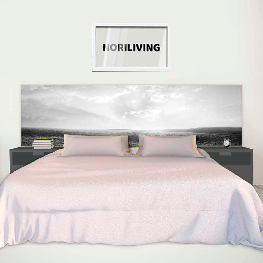 im Schlafzimmer eingebaute Bettrückwand mit Motiv Feld Weg 858 schwarz-weiß