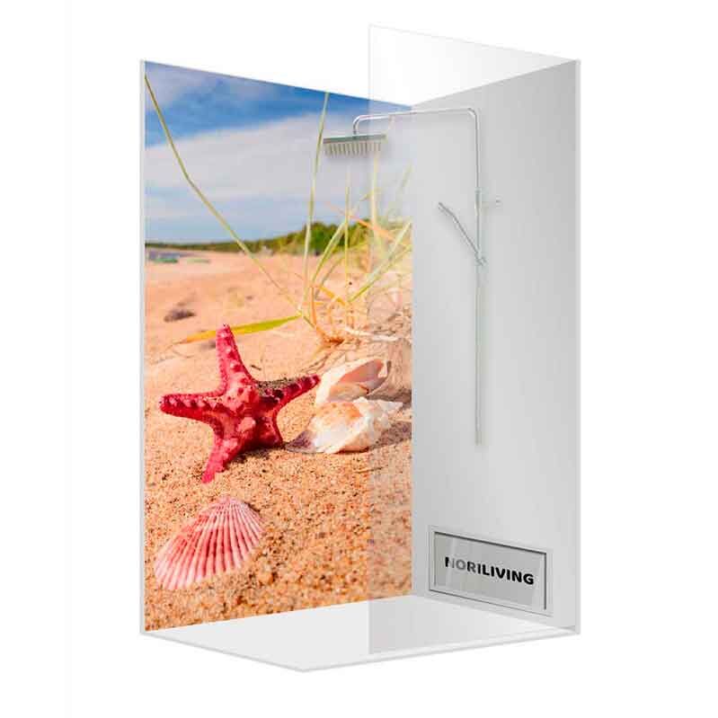 Ein dekorativer Rahmen zeigt einen Seestern und Muscheln am Sandstrand mit blauem Himmel, verfügbar bei Norliving.