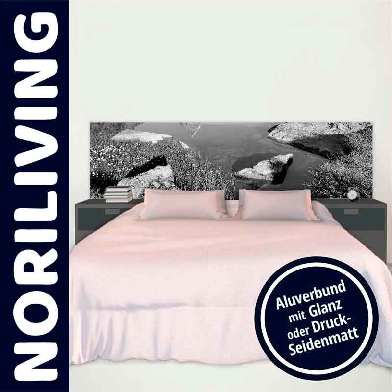Schlafzimmer mit modernem Doppelbett, Kopfteil mit Landschaftsfoto und seitlichen Nachtkommoden, Markenname NORILIVING sichtbar