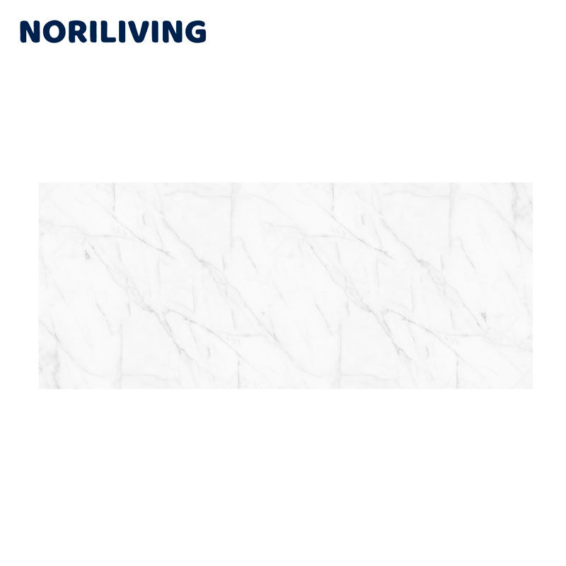 Weiße Keramikfliese in Marmor-Optik von Noriliving, ideal für stilvolle Wand- und Bodenverkleidungen