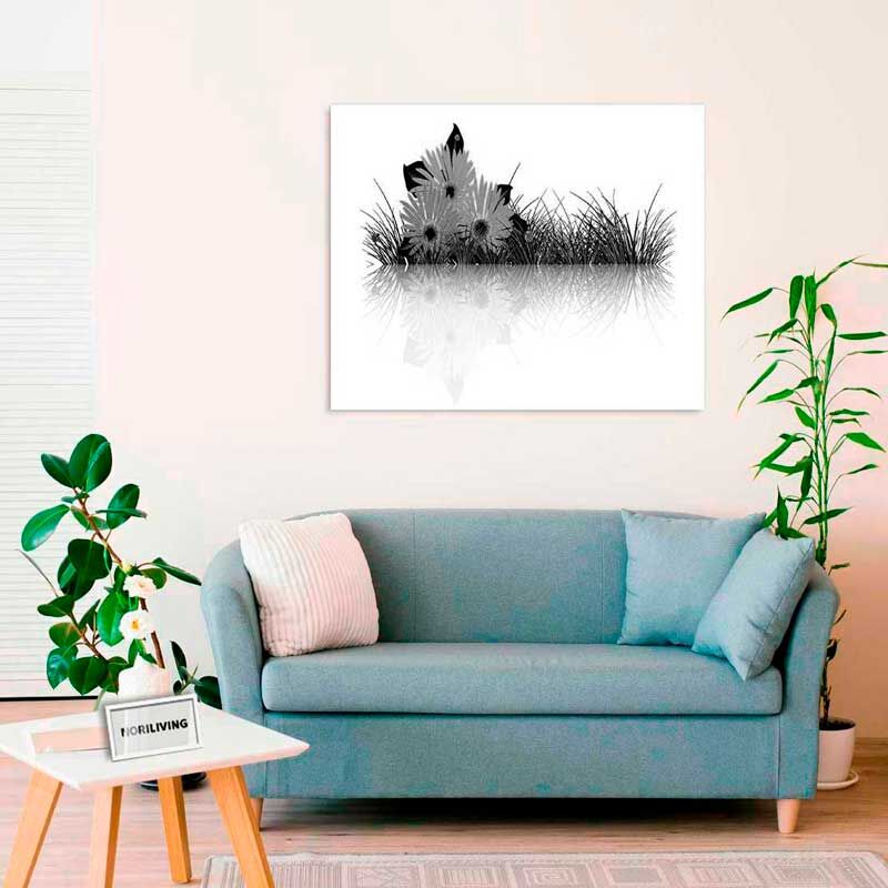 Ein gemütliches Wohnzimmer mit einem hellblauen Sofa, dekorativen Kissen und einer modernen schwarz-weißen Wandkunst. Zimmerpflanzen und ein kleiner Tisch ergänzen die harmonische Einrichtung.