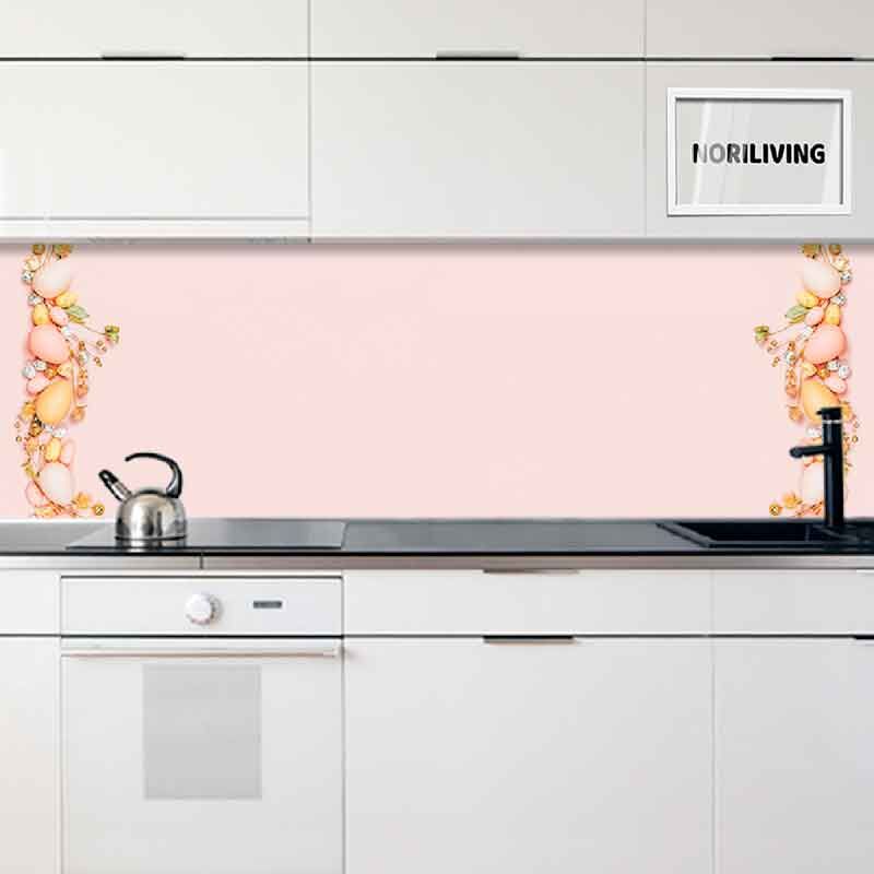 Küche mit weißem Schrank und rosa Wandverkleidung, verziert mit Blumenakzenten