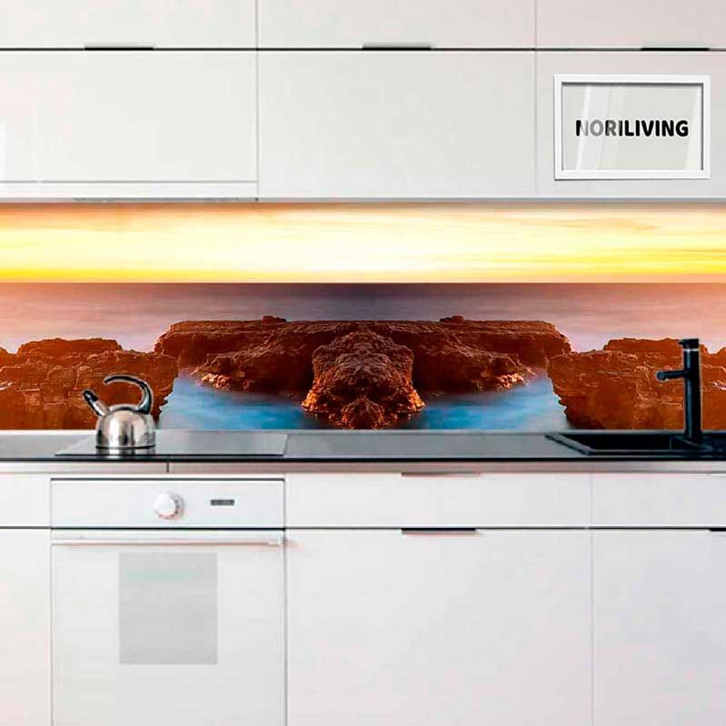 Moderne Küche mit Rückwand aus Glas mit Sonnenuntergangslandschaft. Weißes Design mit Wasserhahn und Wasserkocher.