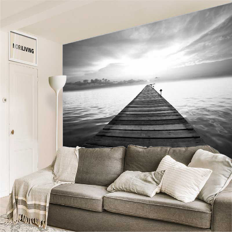 im Wohnzimmer eingebaute Wohnzimmerrückwand mit Motiv Holzsteg ins Meer 520 schwarz-weiß