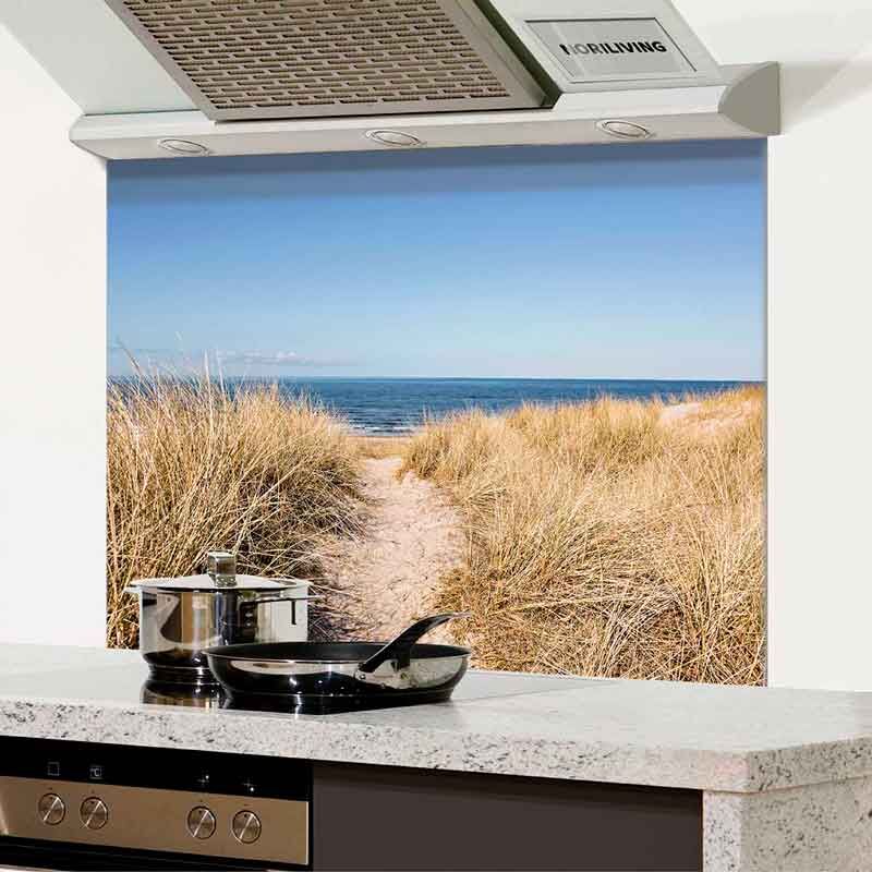 Moderne Küche mit dekorativer Rückwand, die einen Weg durch Sanddünen zum Meer zeigt.