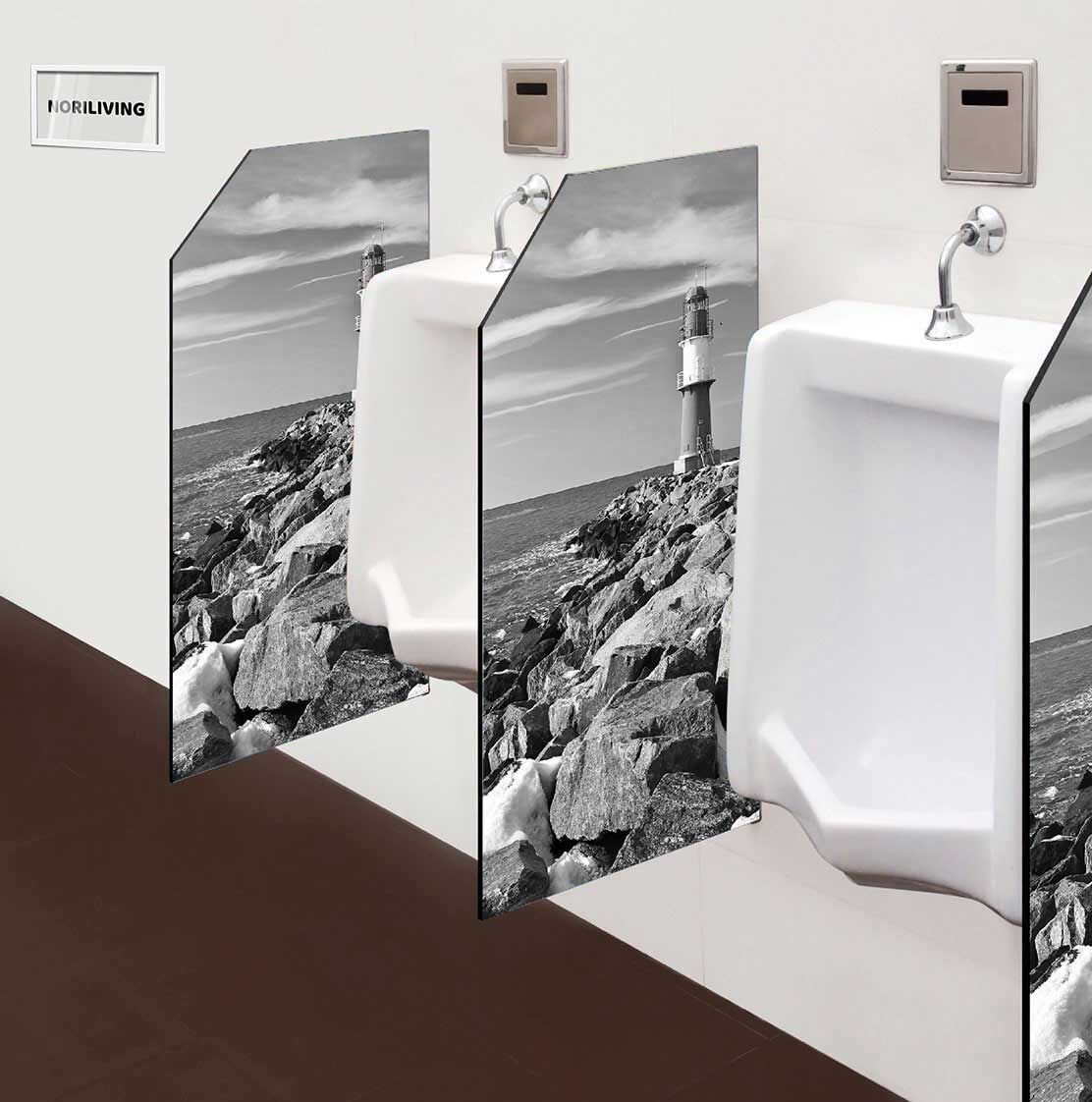in der Toilette eingebaute Schamwand mit Motiv Leuchtturm im Winter 816 schwarz-weiß