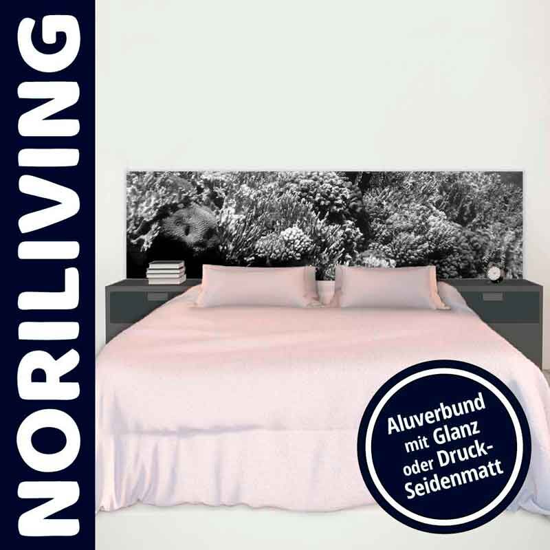 Schlafzimmer mit Doppelbett und Korallenmuster-Rückwand, Aluverbund in Glanz oder Seidenmatt