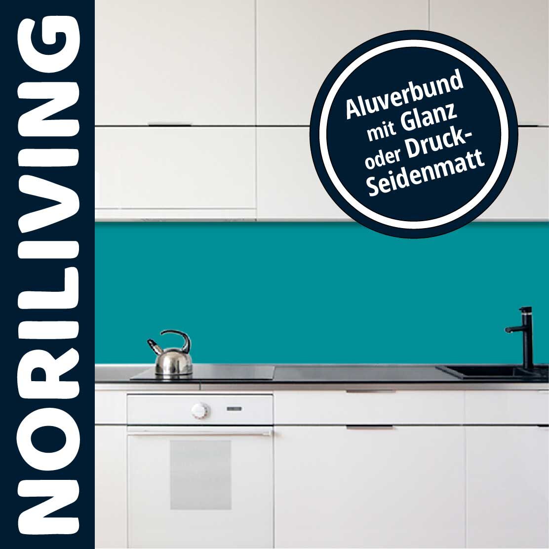 Moderne Küche mit weißer Ausstattung und türkisfarbener Aluverbund-Rückwand von NORILIVING