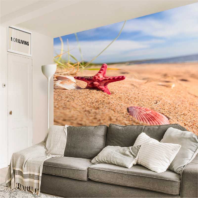 im Wohnzimmer eingebaute Wohnzimmerrückwand mit Motiv Seesterne und Muscheln am Strand 311