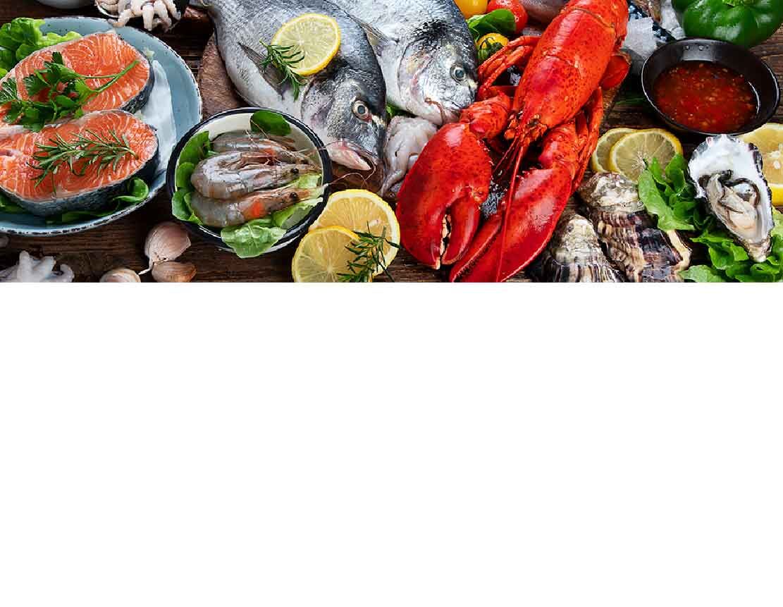 Vielfalt an frischen Meeresfrüchten, darunter Lachs, Garnelen, Fisch, Hummer und Austern, dekoriert mit Zitronen und Kräutern auf einem Tisch