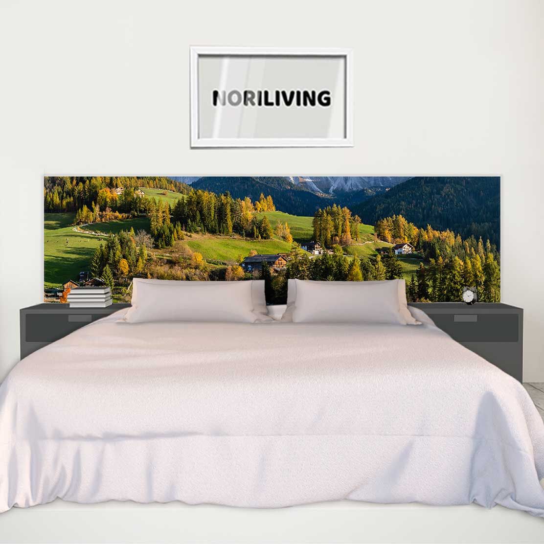 im Schlafzimmer eingebaute Bettrückwand mit Motiv Bäume auf dem Berg 870