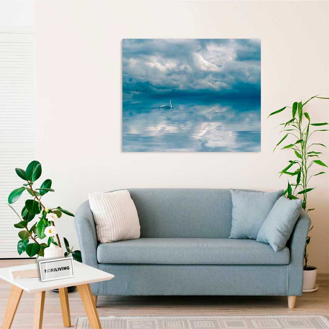 Wandbild über dem Sofa mit Motiv anmutiger Schwan vor bewölktem Himmel 157