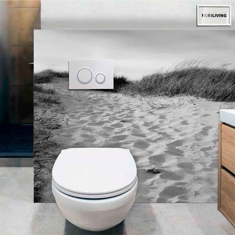 Toilette mit Wandbild eines Sandstrandes im modernen Badezimmer