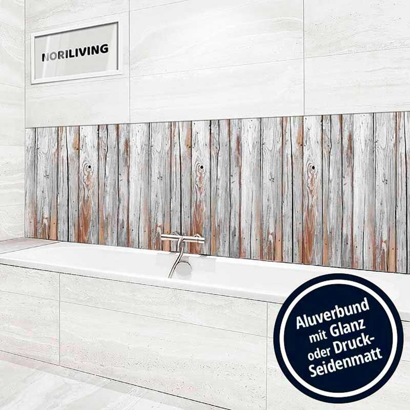 Badezimmer mit Badewanne und stilvoller Holzoptik-Wandverkleidung aus Aluverbund, erhältlich in Glanz oder Druck-Seidenmatt