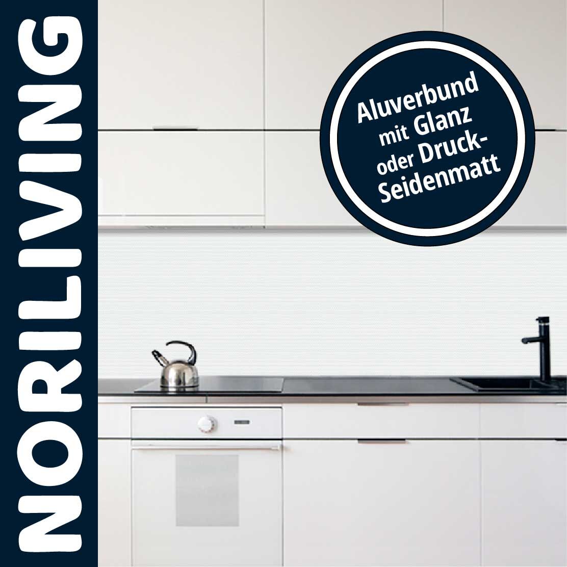 Helle Küche mit Aluverbundrückwand und schwarzen Armaturen