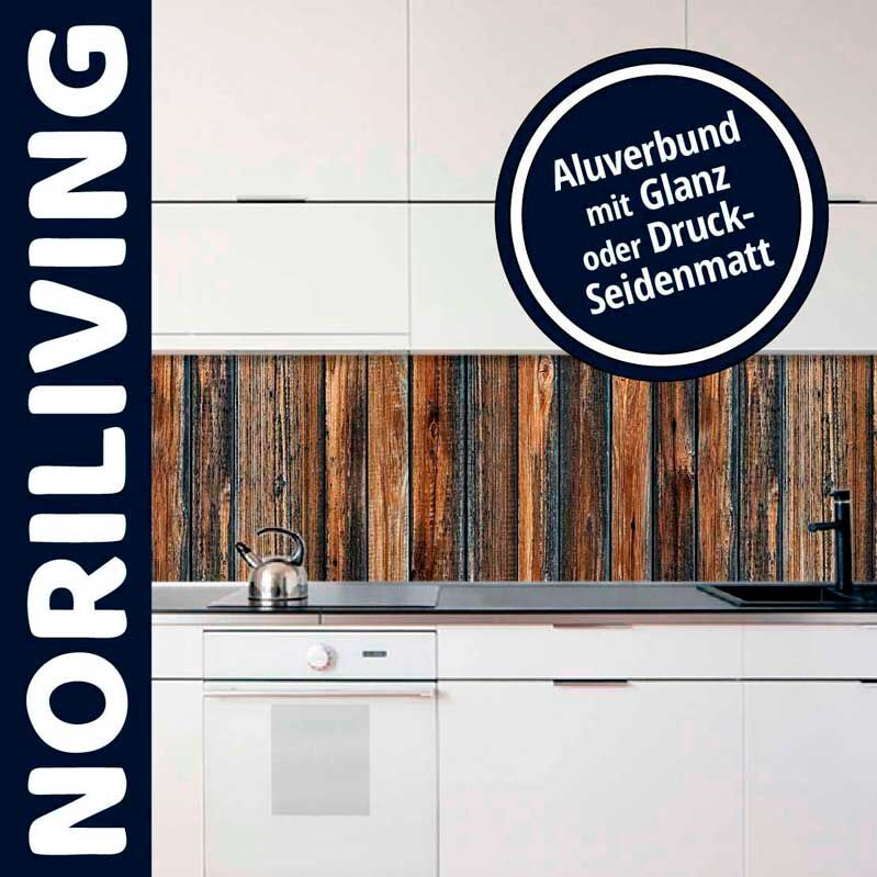 Moderne Küche mit heller Einrichtung und einer Aluverbund-Küchenrückwand in Holzoptik von NORILIVING, erhältlich in Glanz oder Druck-Seidenmatt