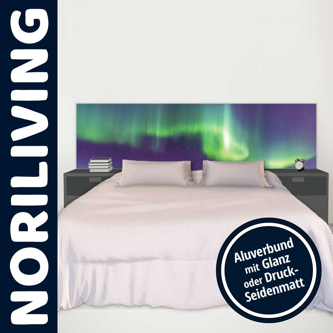 Modernes Schlafzimmer mit Bett und beeindruckendem Kopfteil in Nordlicht-Design, angeboten von NORILIVING