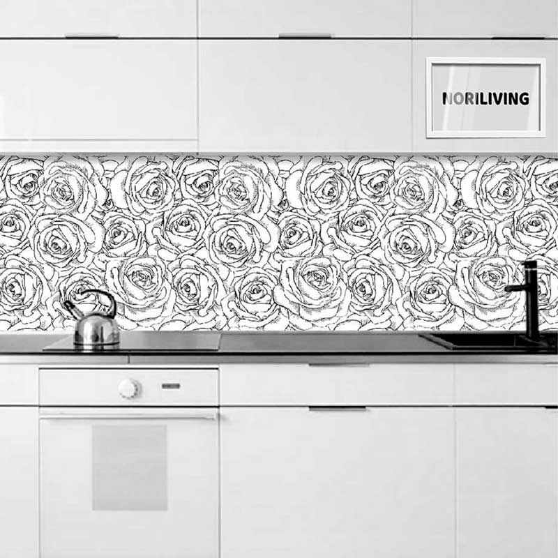 Weiße Küche mit Rosen-Motiv Spritzschutz an der Wand, Wasserhahn und Wasserkocher auf der Arbeitsplatte