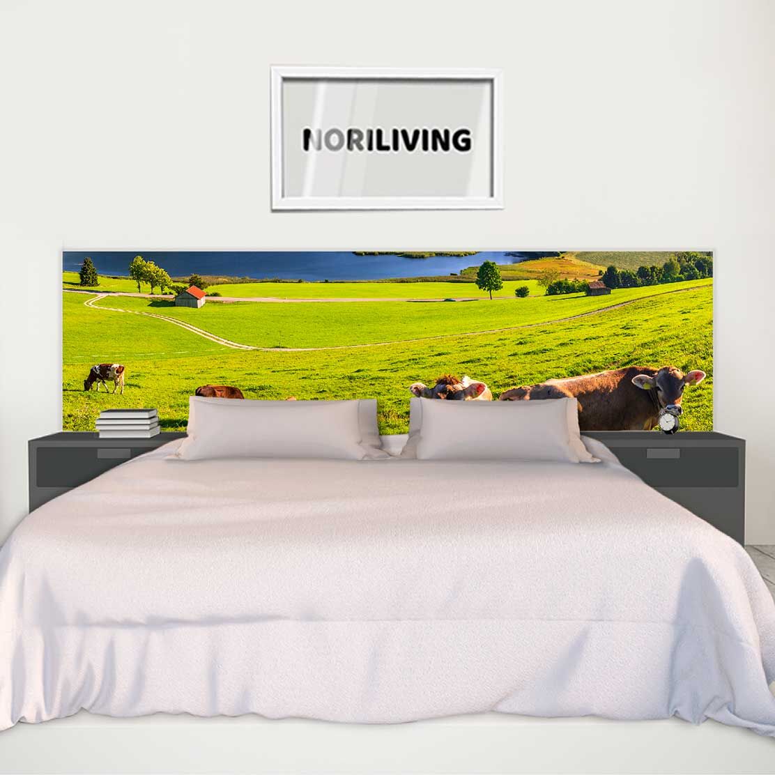 im Schlafzimmer eingebaute Bettrückwand mit Motiv Panoramalandschaft mit Wiese und Bäumen 561