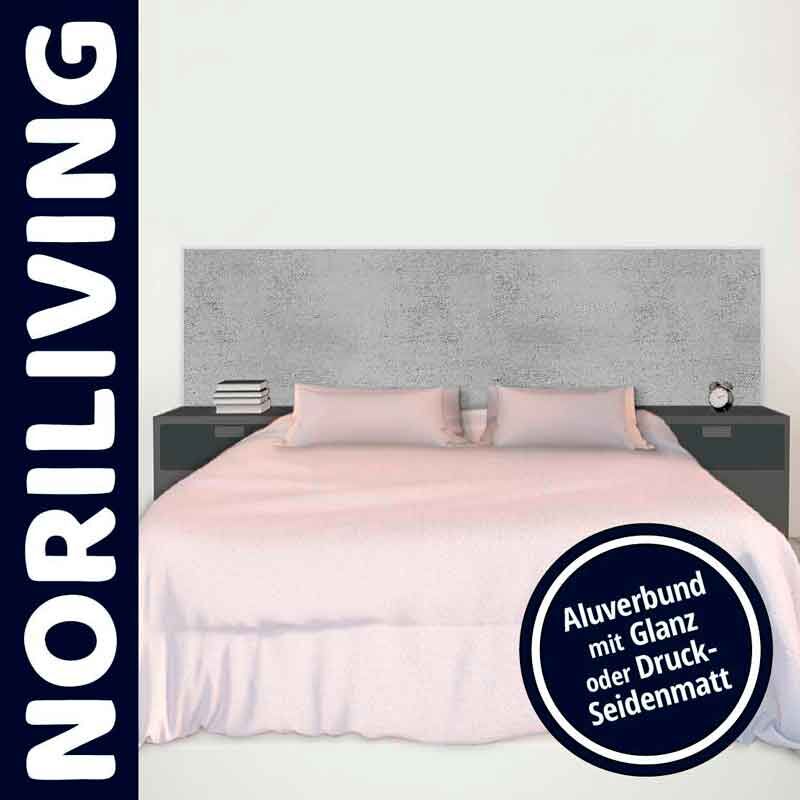 Doppelbett mit grauem Kopfteil und weißen Bettbezügen von Noriliving, umgeben von Nachttischen und Dekorationen