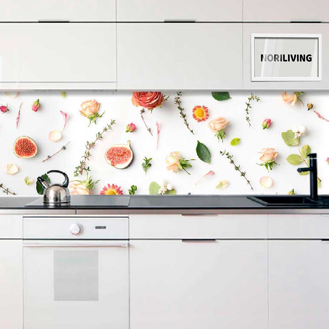 Küchenrückwand mit dekorativen Blumen und Feigen in einer modernen weißen Küche mit Wasserkocher und Spüle