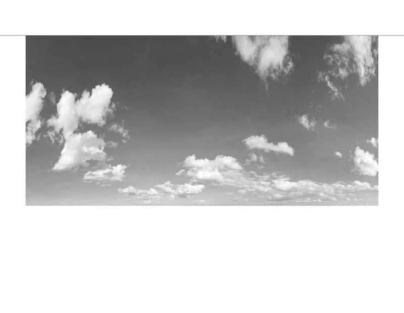 Ein großes Bild von weißen Wolken am blauen Himmel in Schwarz-Weiß-Filter.