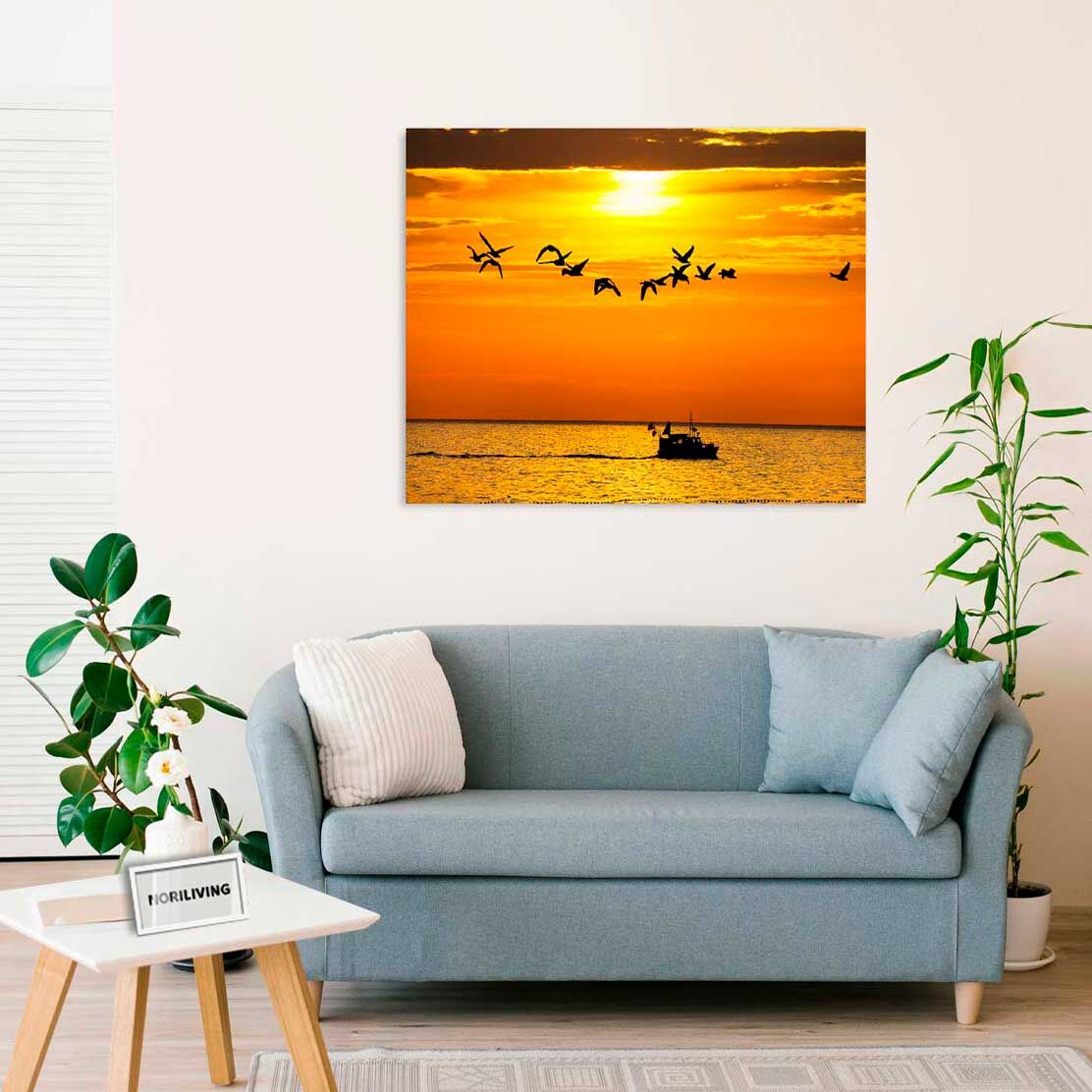 Wandbild über dem Sofa mit Motiv Boot im Sonnenuntergang mit fliegenden Möwen 009