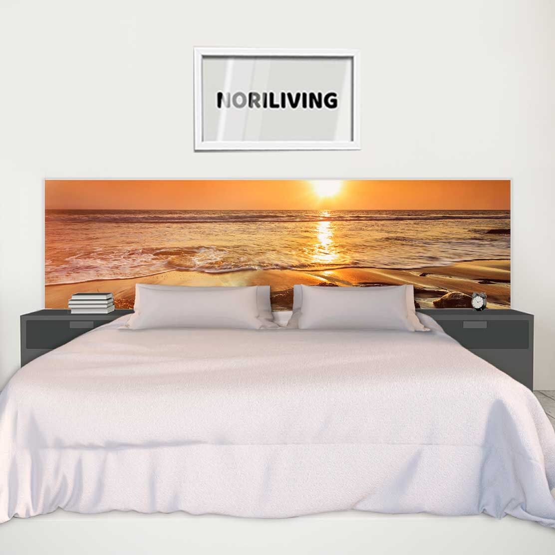 im Schlafzimmer eingebaute Bettrückwand mit Motiv Wellen und Felsen am Strand bei Sonnenuntergang 844