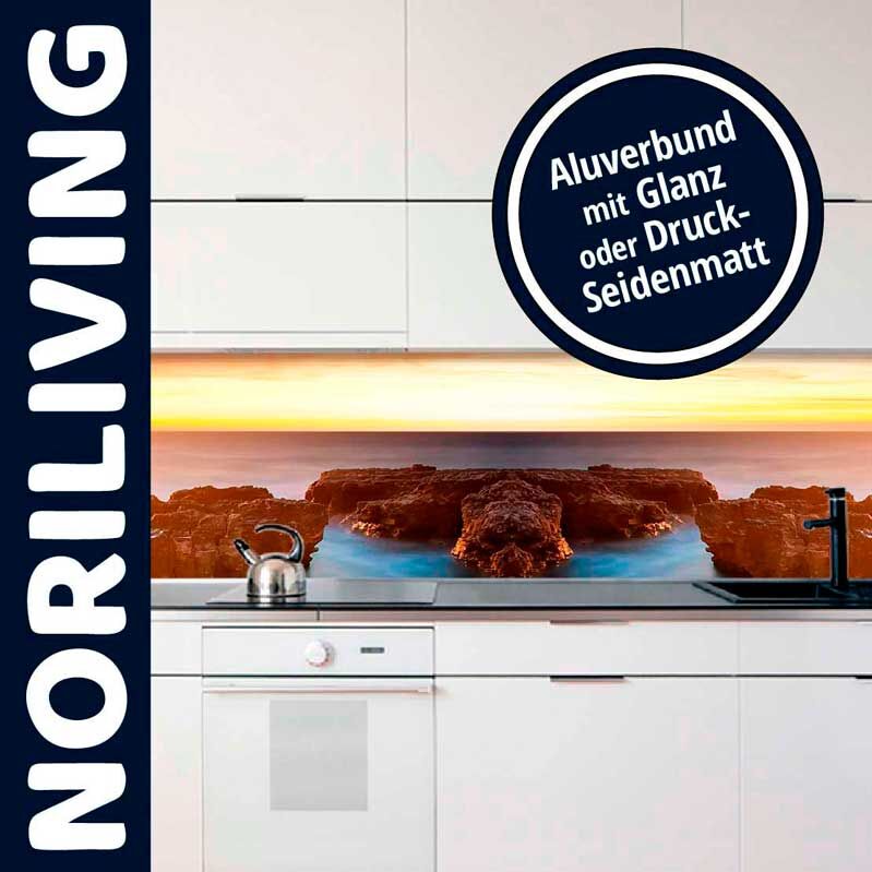 Küche mit weißen Schränken und einem Aluverbund-Motiv als Spritzschutz, erhältlich in Glanz oder Druck-Seidenmatt von Noriliving
