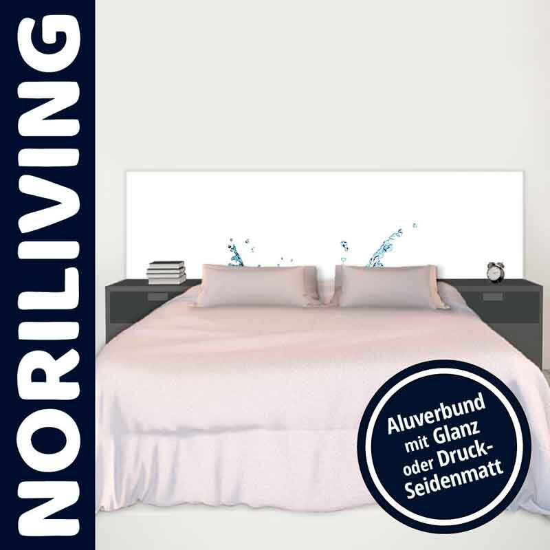 Schlafzimmer mit Bett, stilvollem Kopfteil und Nachttischen von Noriliving