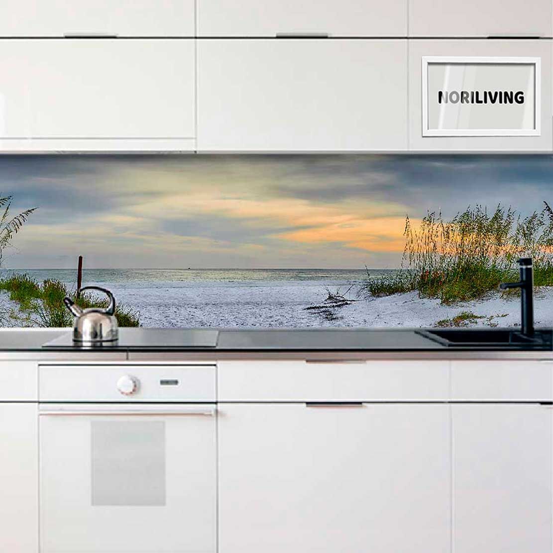 Moderne Küche mit weißer Einrichtung und einer Rückwand mit einem Motiv von Strand und Sonnenuntergang