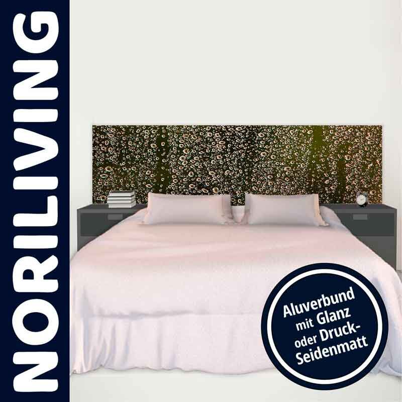 Modernes Bett mit schmuckvollem Kopfteil aus Aluverbundmaterial, flankiert von Nachttischen