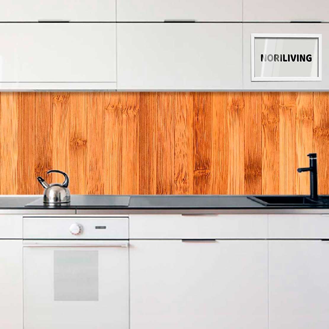 Weiße moderne Küche mit eleganter Holzwand und schwarzer Spüle
