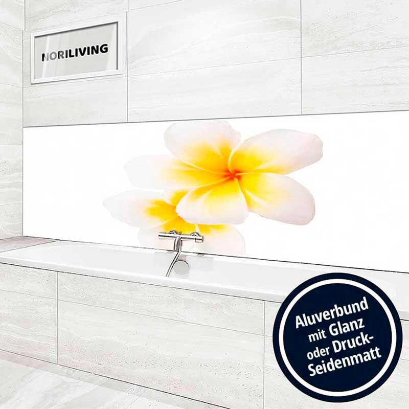 Helles Badezimmer mit einer großen, dekorativen Frangipani-Blume über der Badewanne auf einer glänzenden oder seidenmatten Aluverbundplatte.