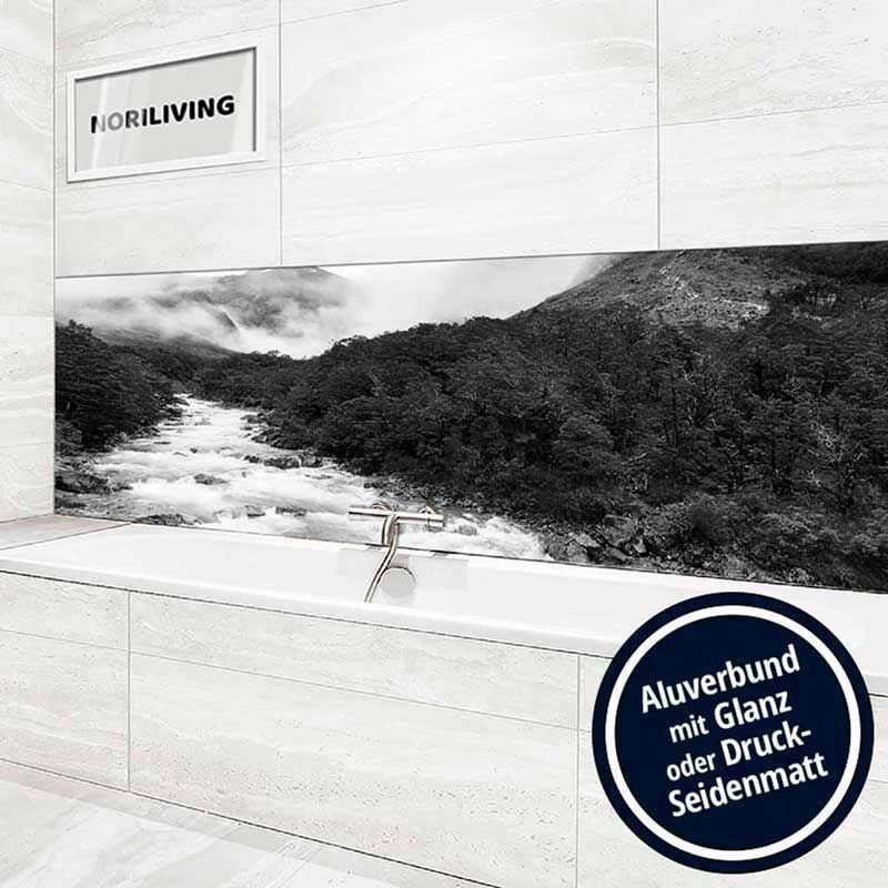 Schwarz-weiße Landschaftsdekoration über einer Badewanne aus Aluverbund im modernen Badezimmer