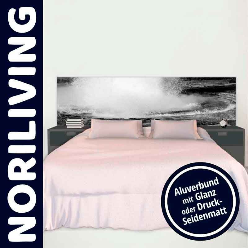Bett mit Aluverbund-Kopfteil und Nachttischen, dekoriert mit einer Fotografie und Büchern; große Schrift 'NORILIVING' seitlich sichtbar