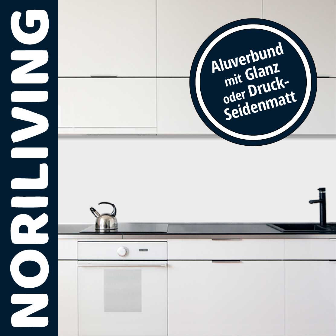 Küchendesign mit weißer Alu-Verbundfront und Wasserkocher auf Herd, stilvoll und minimalistisch