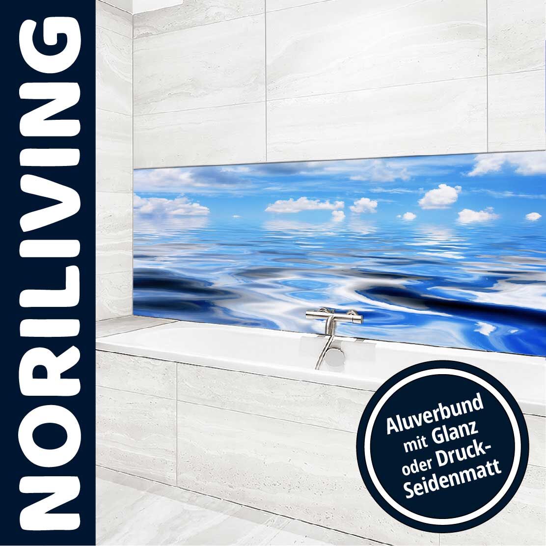 Moderner Badezimmer-Look mit glänzender Alu-Verbundplatte, die ein Ozean-Motiv zeigt.