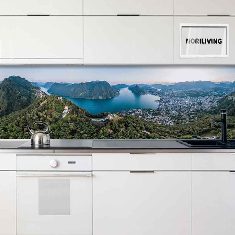 Weiße Küche mit Panoramabild einer malerischen Landschaft über der Arbeitsfläche