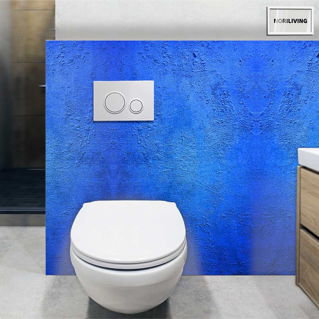 im WC eingebaute Toilettenrückwand mit Motiv Blauer Rauputz 064