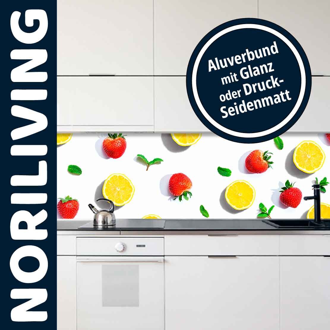 Moderne Küche mit Aluverbund-Rückwand, dekoriert mit Erdbeeren und Zitronen auf weißem Hintergrund